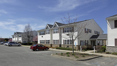 Oakwood Manor Senior Community in Bay Shore, NY - Building Photo - Building Photo