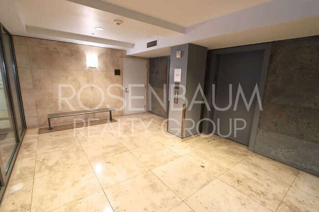 7137 E Rancho Vista Dr in Scottsdale, AZ - Foto de edificio - Building Photo