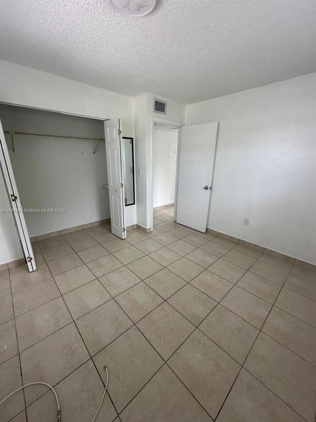431 E 28th St in Hialeah, FL - Building Photo - Building Photo