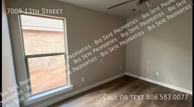 7009 13th St in Lubbock, TX - Foto de edificio - Building Photo
