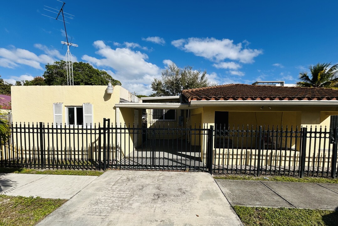 1135 NE 127th St in North Miami, FL - Foto de edificio