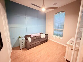 217 Sky Top Dr in Montgomery, TX - Foto de edificio - Building Photo