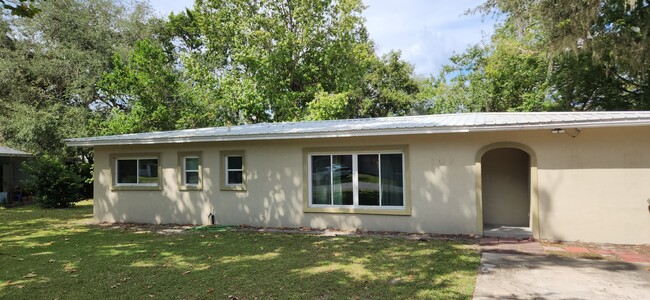 102 Ashley Dr in Palatka, FL - Building Photo - Building Photo