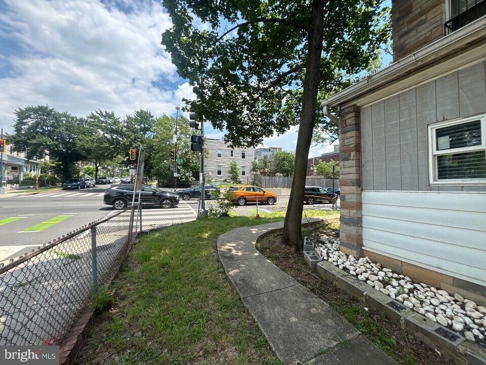 1729 L St NE in Washington, DC - Building Photo