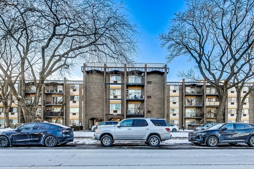 6800 N California Ave, Unit 2L in Chicago, IL - Building Photo