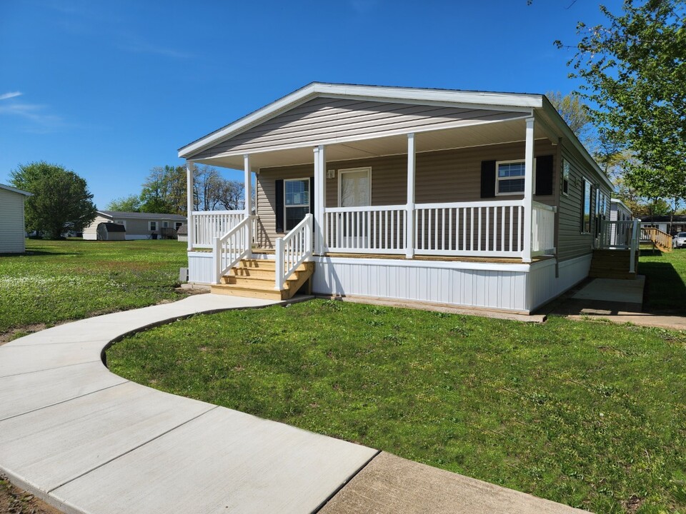 243 Lakeview Dr in Michigan City, IN - Foto de edificio