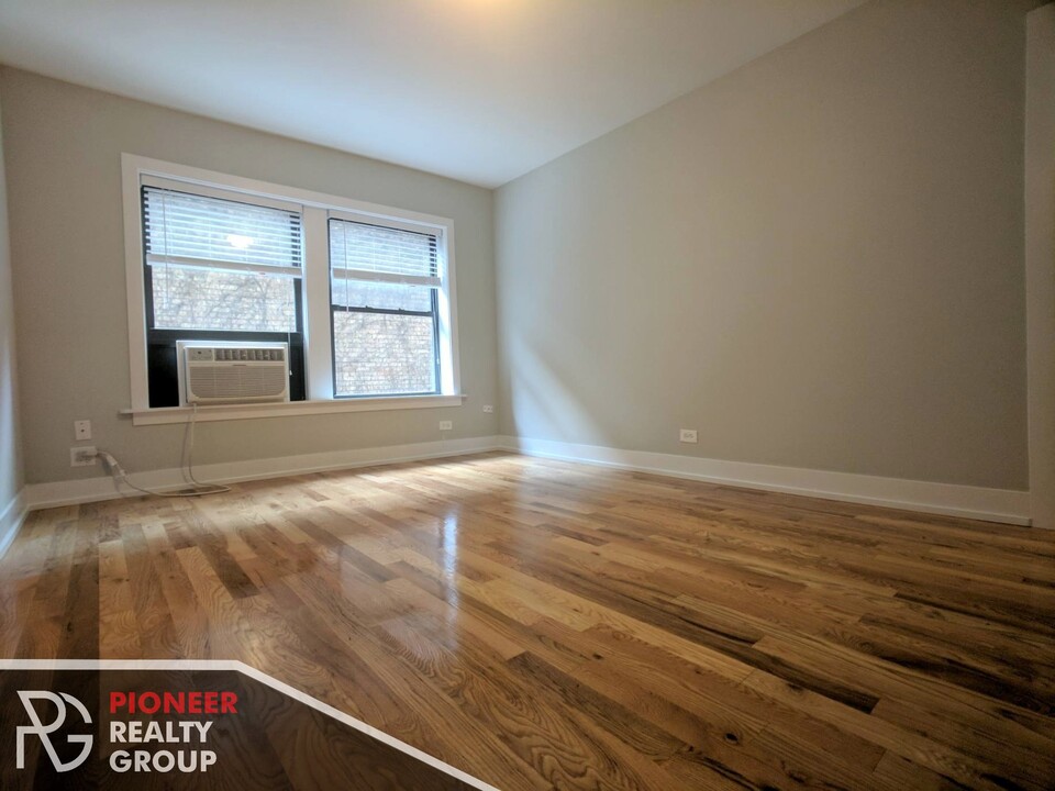 560 W Arlington Pl, Unit 550-205 in Chicago, IL - Building Photo