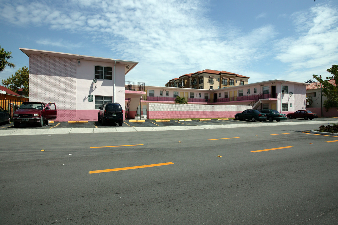 Winston Apartments in Hialeah, FL - Building Photo