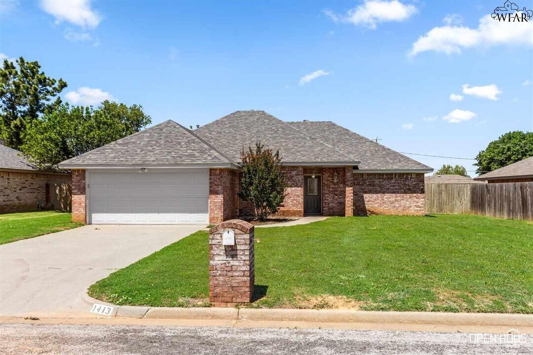 1413 Parliament St in Burkburnett, TX - Building Photo