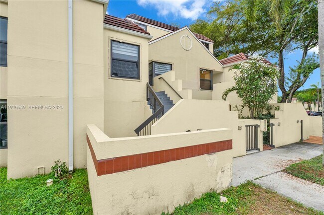 13028 SW 88th Ln in Miami, FL - Foto de edificio - Building Photo