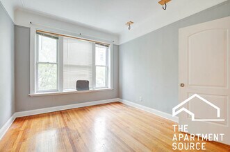 907 W Belmont Ave, Unit 2S in Chicago, IL - Foto de edificio - Building Photo