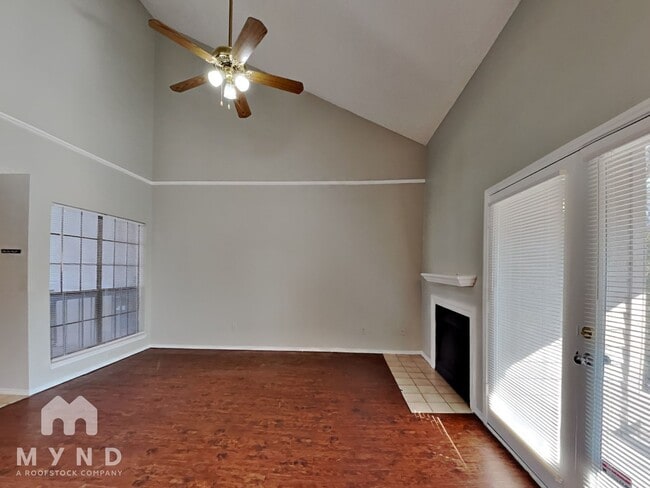 9747 Whitehurst Dr in Dallas, TX - Foto de edificio - Building Photo