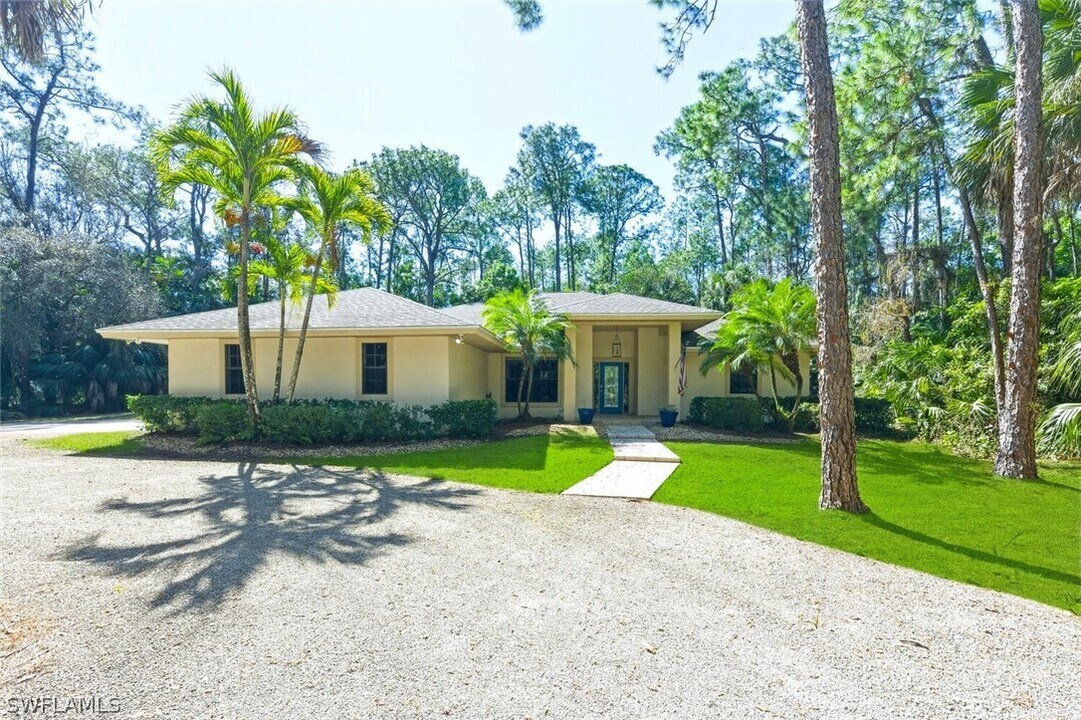 5356 Sycamore Dr in Naples, FL - Building Photo