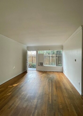 2135 Beachwood Dr in Los Angeles, CA - Building Photo