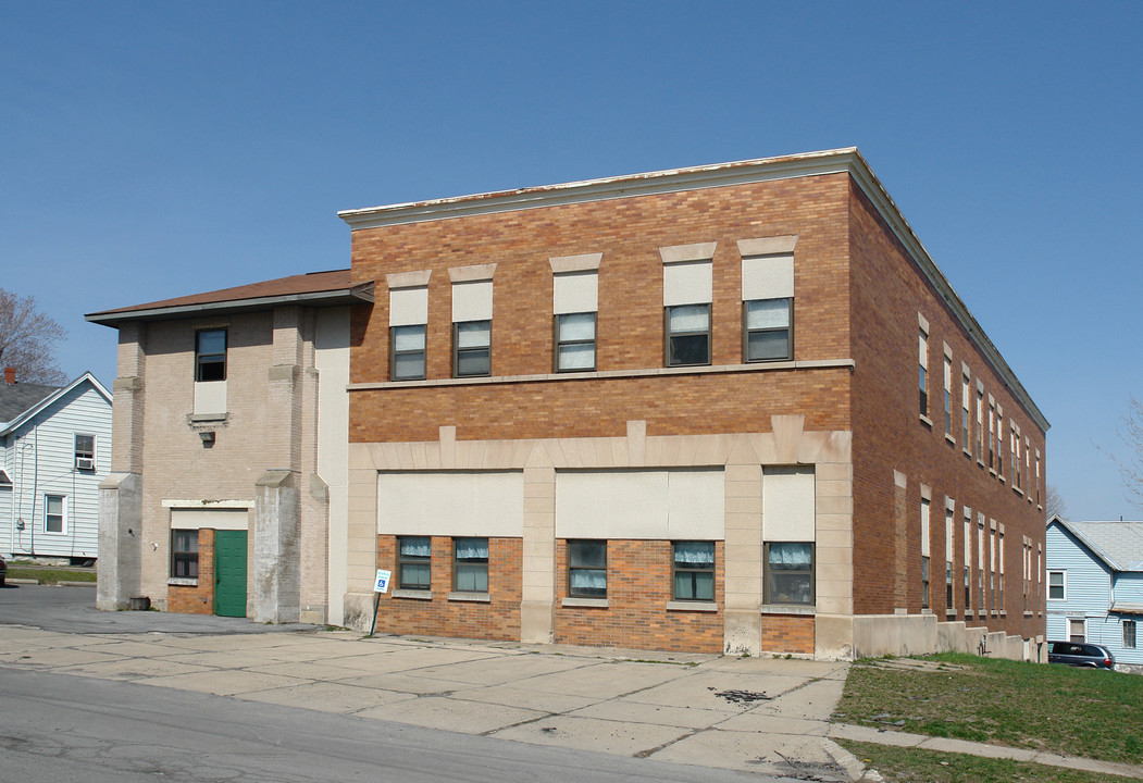 600 Lillian St in Watertown, NY - Building Photo