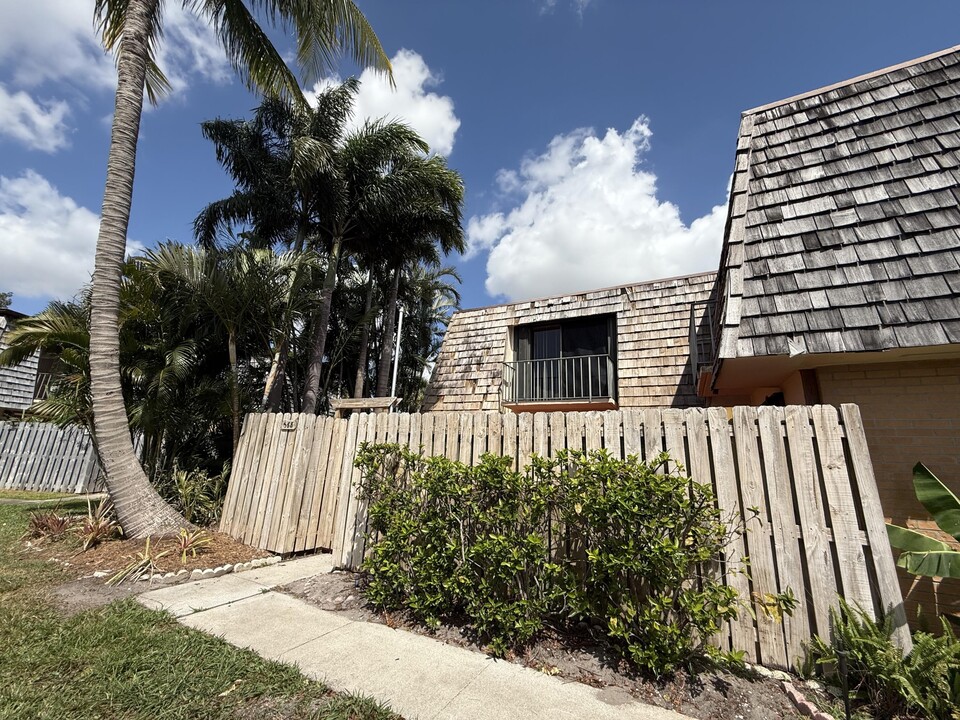 368 Lake Arbor Dr in Palm Springs, FL - Building Photo