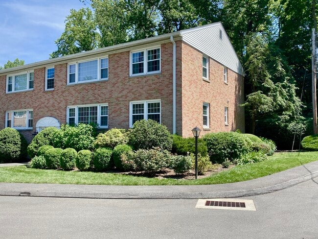 155 Heritage Hill Rd in New Canaan, CT - Building Photo - Building Photo
