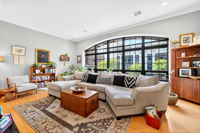 325 S Salina St, Unit Floor 2