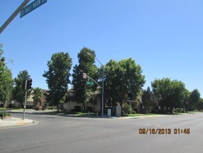 Ash Road Garden Style Condos in Bakersfield, CA - Building Photo - Building Photo