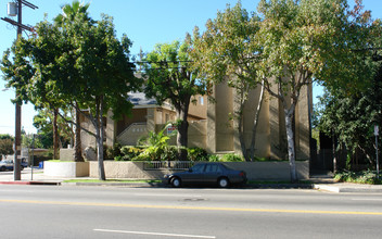 6451 Kester Ave in Van Nuys, CA - Building Photo - Building Photo