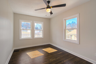 2105 W 73rd St in Prairie Village, KS - Foto de edificio - Building Photo
