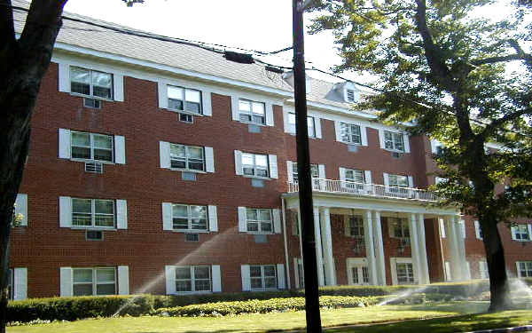 Metuchen Senior Apartments in Metuchen, NJ - Foto de edificio - Building Photo