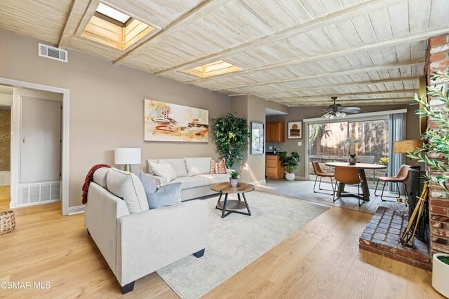865 E Hillcrest Dr in Thousand Oaks, CA - Building Photo - Building Photo