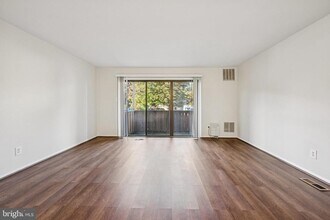 1001 Woodhollow Dr in Evesham, NJ - Building Photo - Building Photo