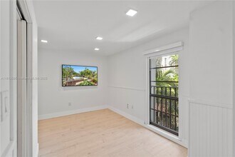 6886 N Kendall Dr in Pinecrest, FL - Foto de edificio - Building Photo