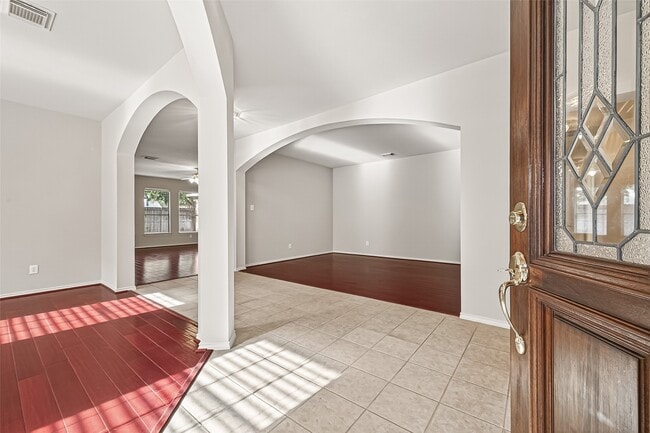 26414 Suffield Glen Ln