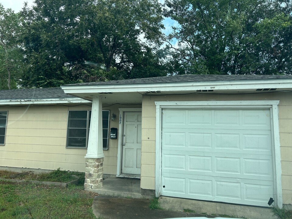 1902 Gulf Ave in Port Neches, TX - Building Photo