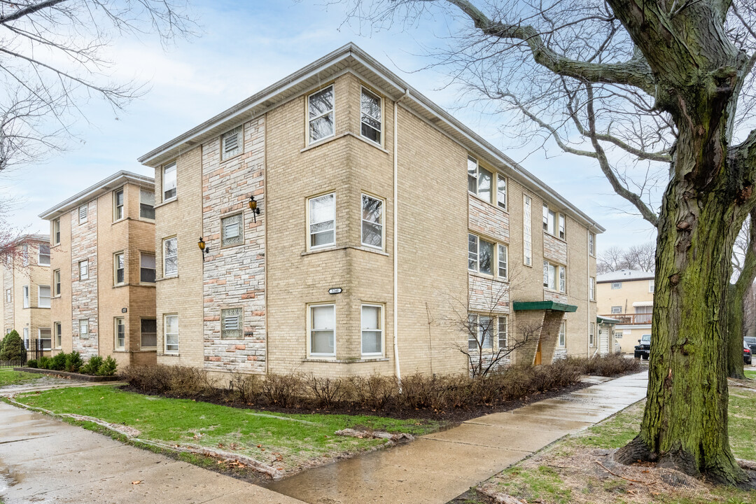 5240 N Oakview St in Chicago, IL - Building Photo