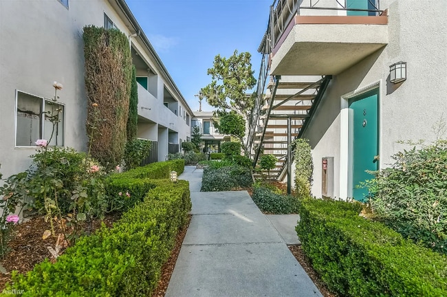 400 E Live Oak St in San Gabriel, CA - Foto de edificio - Building Photo