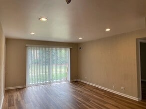 9437 Bay Colony Dr in Des Plaines, IL - Building Photo - Building Photo