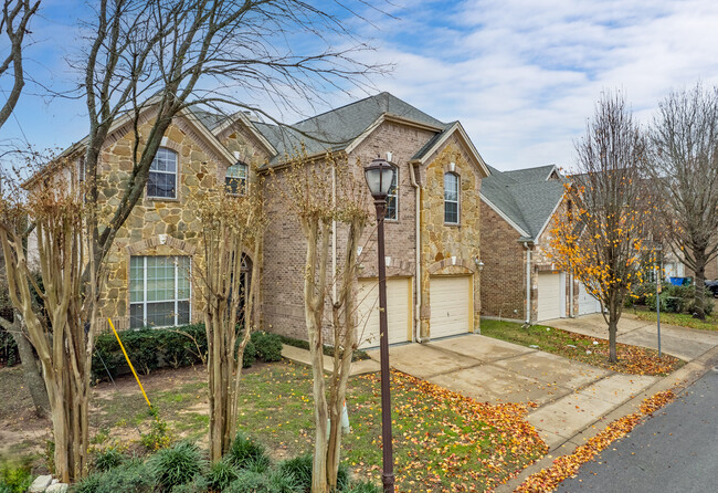 Whitney Oaks Condos in Austin, TX - Foto de edificio - Building Photo