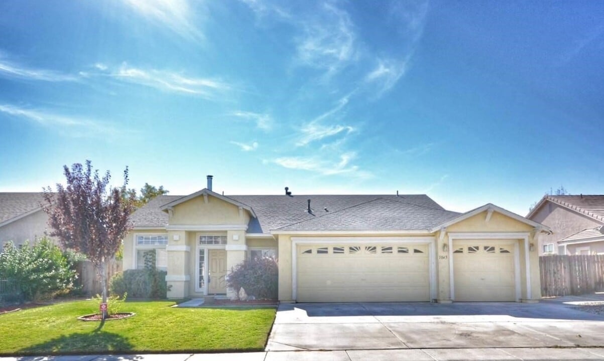 1045 Brierwood Ln in Fernley, NV - Foto de edificio
