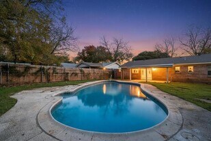 413 Simmons Dr in Hurst, TX - Building Photo