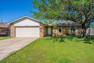 1202 Dorchester Ct in Yukon, OK - Building Photo