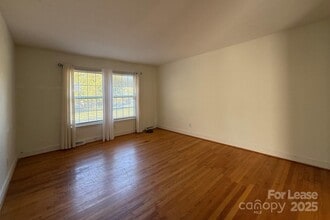 6126 Cherrycrest Ln in Charlotte, NC - Building Photo - Building Photo