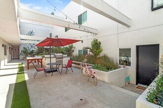 Oasis at the ROW in Los Angeles, CA - Foto de edificio - Building Photo