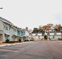 Ivy Row at South in Mobile, AL - Building Photo