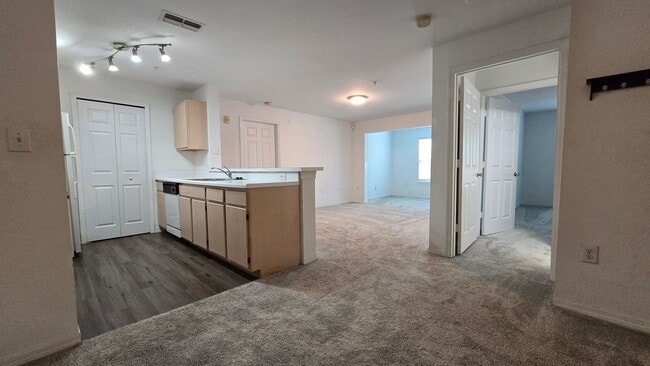 5447 Vineland Rd in Orlando, FL - Building Photo - Building Photo