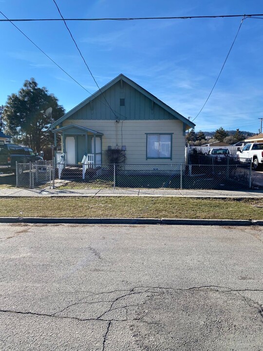 216 Michigan Ave in Klamath Falls, OR - Foto de edificio