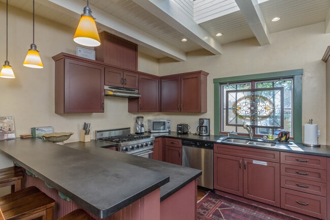 572 W San Francisco St in Santa Fe, NM - Building Photo - Building Photo