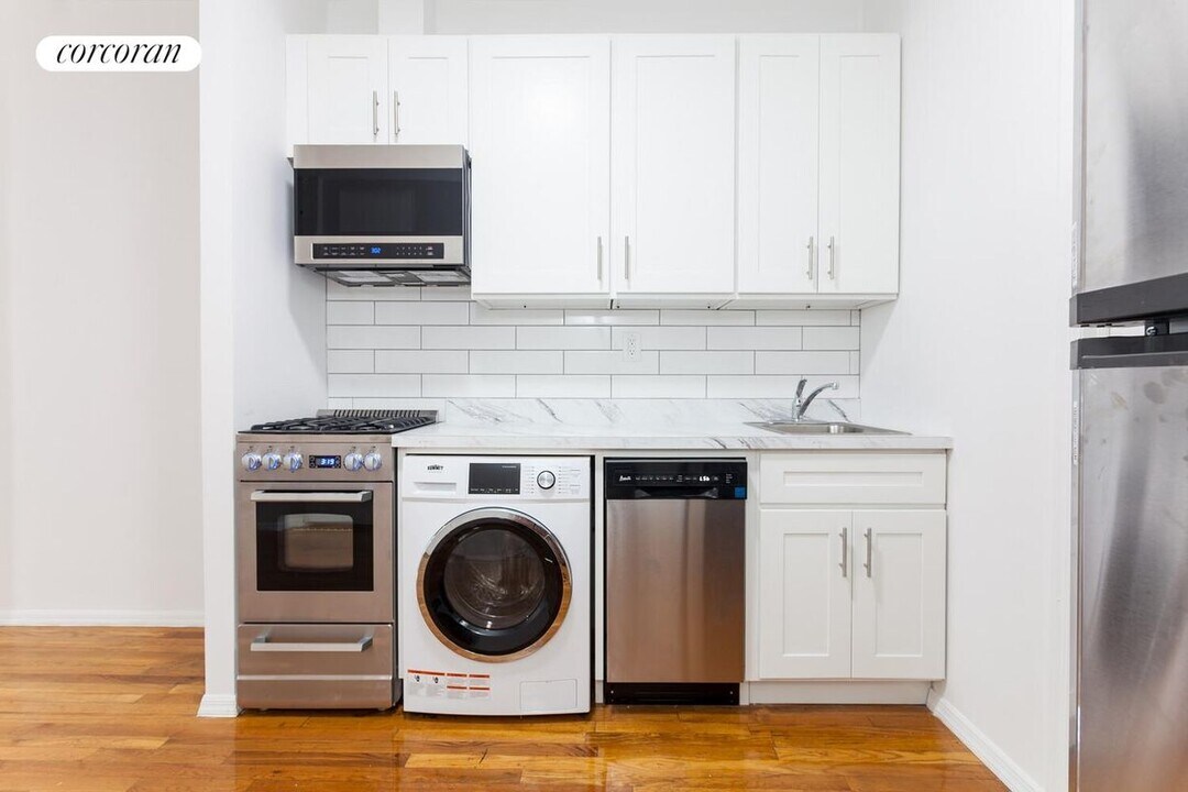 1586 1st Ave in New York, NY - Building Photo