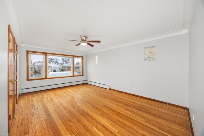 5748 W Montrose Ave in Chicago, IL - Building Photo - Building Photo