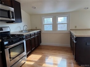 35 N Ellicott St in Williamsville, NY - Building Photo - Building Photo