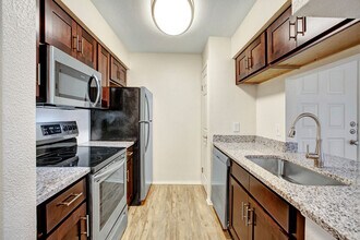 Village Green Apartments in San Marcos, TX - Foto de edificio - Building Photo
