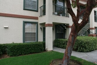 10830 Sabre Hill Dr #201 in San Diego, CA - Foto de edificio - Building Photo