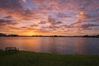 605 Ives Dairy Rd in Miami, FL - Building Photo - Building Photo